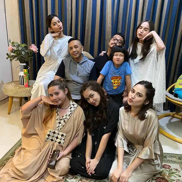 Bintang Mermaid in Love reuni sambil buka puasa Ramadhan 2023 (Foto: Instagram kangferrymaryadi)