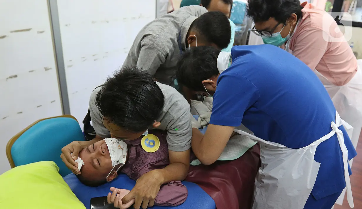 Seorang anak menangis ketika disunat di Puskesmas Kecamatan Cilandak, Jakarta, Kamis (2/12/2021). Kegiatan sunat massal secara gratis tersebut digelar di 10 Puskesmas di wilayah Jakarta Selatan. (Liputan6.com/Herman Zakharia)