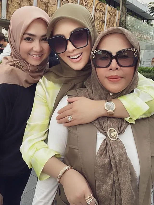 Reino Barack dan Wati Nurhayati
