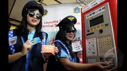 Pramuniaga menempelkan uang elektronik di Terminal Parkir Elektonik (TPE), untuk membayar parkir di Jalan Sabang, Jakarta, Kamis (29/1/2015). Sebanyak enam bank terlibat dalam sistem pembayaran ini. (Liputan6.com/Andrian M Tunay)