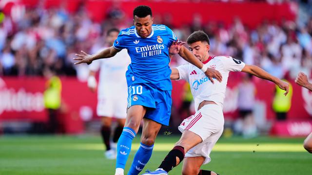 Kylian Mbappe diganggu Kike Salas di laga Sevilla vs Real Madrid di pekan ke-37 Liga Spanyol 2025/2026 di Ramons Sanchez Pizjuan, Senin, 18 Mei 2026 dini hari WIB.