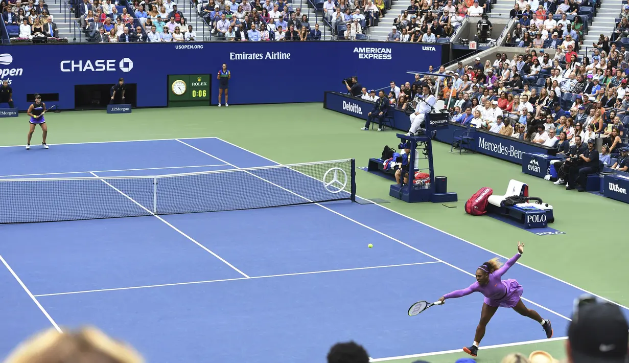 Petenis Amerika Serikat, Serena Williams berusaha mengembalikan bola pukulan Bianca Andreescu dari Kanada pada pertandingan final AS Terbuka 2019 di New York (7/9/2019). Andreescu menang atas Serena 6-3, 7-5. (AP Photo/Sarah Stier)