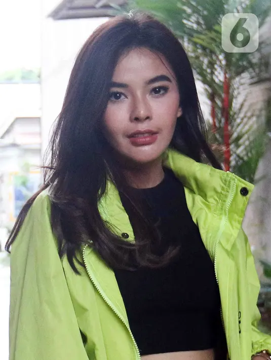 Mantan kekasih Billy Syahputra, Elvia Cerolline saat ditemui di kawasan Mampang, Jakarta, Kamis (4/8/2022). Elvia Cerolline mengaku menolak ajakan Billy Syahputra untuk balikan tapi ingin langsung dinikahi. (Liputan6.com/Herman Zakharia)