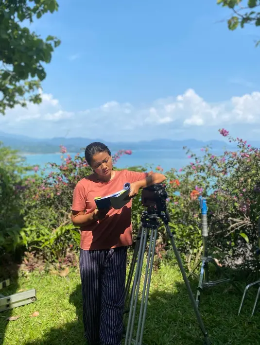 Dalam video tersebut sang suami, Ernest, memeluk dan mencium kening Nirina. Ternyata bertepatan dengan hari ulangtahun Ernest. Ia merasa, kesembuhan Nirina menjadi hadiah ulangtahunnya. (Instagram/Nirinazubir_)