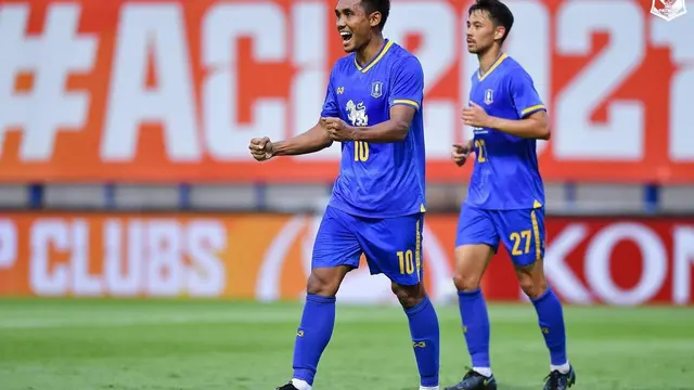 6 Potret Teerasil Dangda, Striker Thailand yang Sekilas Mirip Naga ADA Band