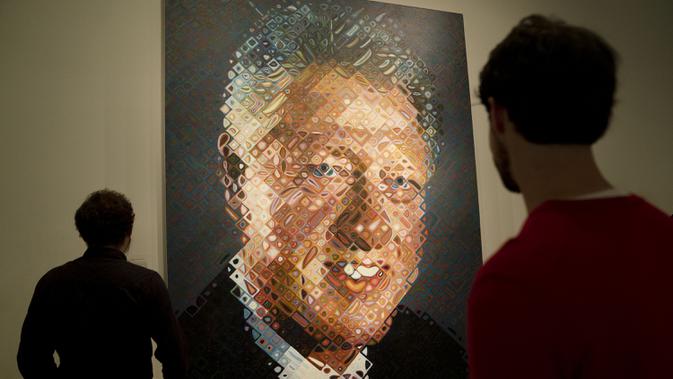Pengunjung mengamati potret mantan presiden Amerika Serikat Bill Clinton dalam pameran bertajuk 