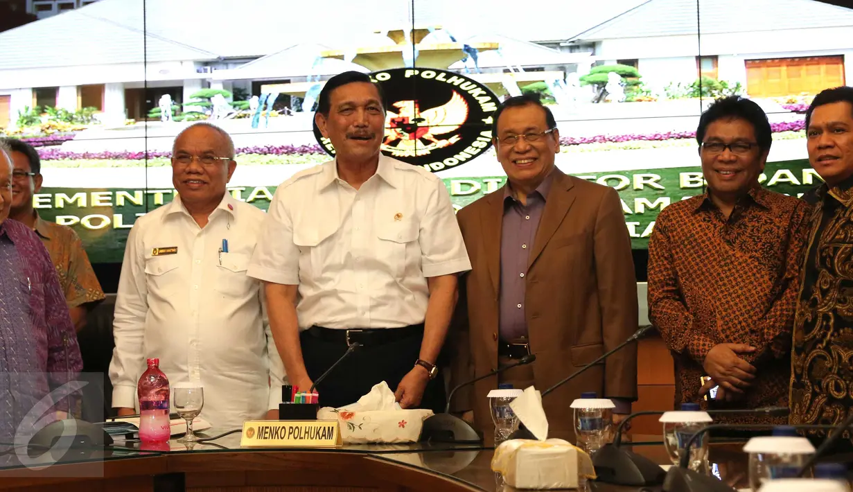 Menko Polhukam Luhut Pandjaitan (tengah) bersama pejabat terkait saat konferensi pers di kantor Kementerian Koordinator Polhukam di Jakarta, (11/12). (Liputan6.com/Angga Yuniar)