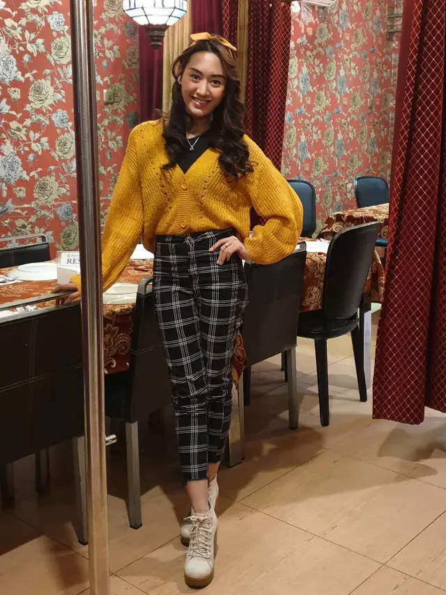 7 Gaya Kasual Rizuka Amor, DJ Cantik Pemeran Renata di Samudra Cinta