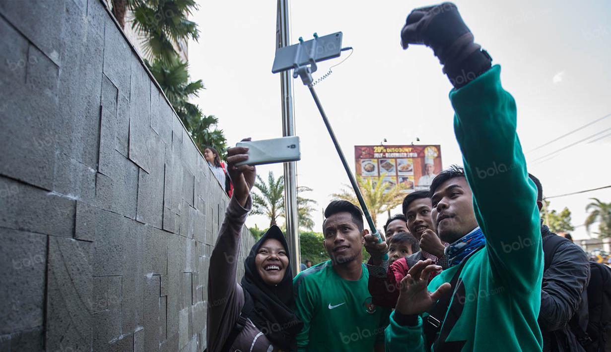 Usai latihan terakhir, Andik Vermansah langsung diserbu warga Solo yang memintanya untuk foto bareng. (Bola.com/Vitalis Yogi Trisna)