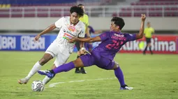 Pemain Persija Jakarta, Braif Fatari (kiri) berusaha melewati pemain Persik Kediri, Ahmad Agung Setia Budi dalam laga pekan ke-10 BRI Liga 1 2021/2022 di Stadion Manahan, Solo, Sabtu (30/10/2021). (Bola.com/Bagaskara Lazuardi)