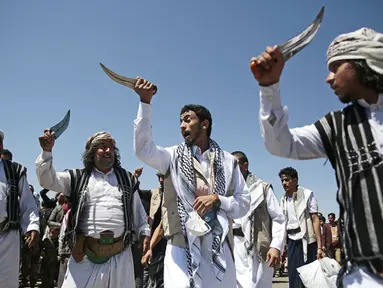 Tahanan Yaman (tengah) menampilkan tarian tradisional saat kedatangannya setelah dibebaskan koalisi pimpinan Arab Saudi di bandara di Sanaa, Yaman, Jumat (16/10/2020). Pihak yang bertikai di Yaman menyelesaikan pertukaran tahanan besar yang ditengahi PBB pada hari Jumat. (AP Photo/Hani Mohammed)