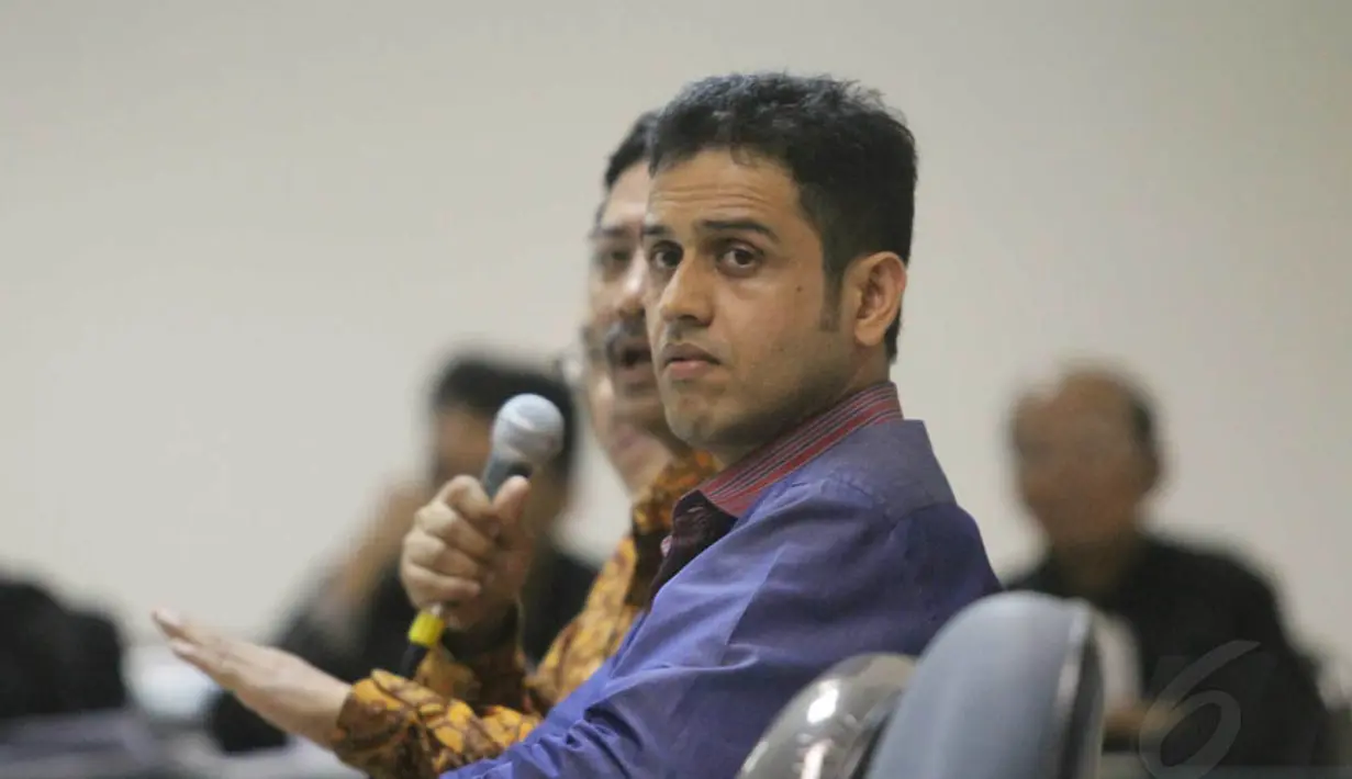 Sebelum sidang dimulai, Nazar sempat meminta Andi agar pindah tempat duduk di sebelah Anas. Padahal, kursi antara Anas dan Andi tersedia untuk Nazar, Selasa (13/5/14).(Liputan6.com/Johan Tallo) 