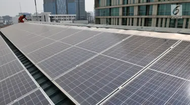 Teknisi melakukan perawatan panel pembangkit listrik tenaga surya (PLTS) di atap Gedung Pusat Dakwah Muhammadiyah, Jakarta, Selasa (6/8/2019). PLTS atap yang dibangun sejak 8 bulan lalu ini mampu menampung daya hingga 20.000 watt. (merdeka.com/Iqbal S. Nugroho)