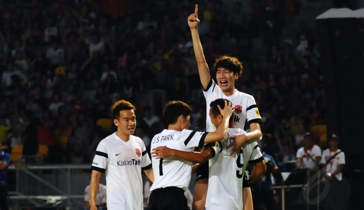Bintang reality show Running Man, Lee Kwangsoo, melakukan selebrasi usai Chong Tese menjebol gawang Indonesia All Star yang dikawal Mukti Ali dalam laga persahabatan di Stadion GBK Jakarta, (2/6/2014). (Liputan6.com/Helmi Fithriansyah)