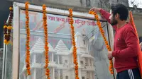 Seorang anggota umat Hindu Bajrang Dal memasang karangan bunga model kuil Ram saat prosesi memperingati 24 tahun pembongkaran Masjid Babri di Ayodhya, di Amritsar pada 6 Desember 2016. Kelompok garis keras Hindu menghancurkan Masjid Babri pada 6 Desember 1992 , mengklaim bahwa bangunan tersebut dibangun di lokasi kelahiran Dewa Ram dalam agama Hindu, sehingga memicu kerusuhan Hindu-Muslim di seluruh negeri.(Dok: NARINDER NANU / AFP)