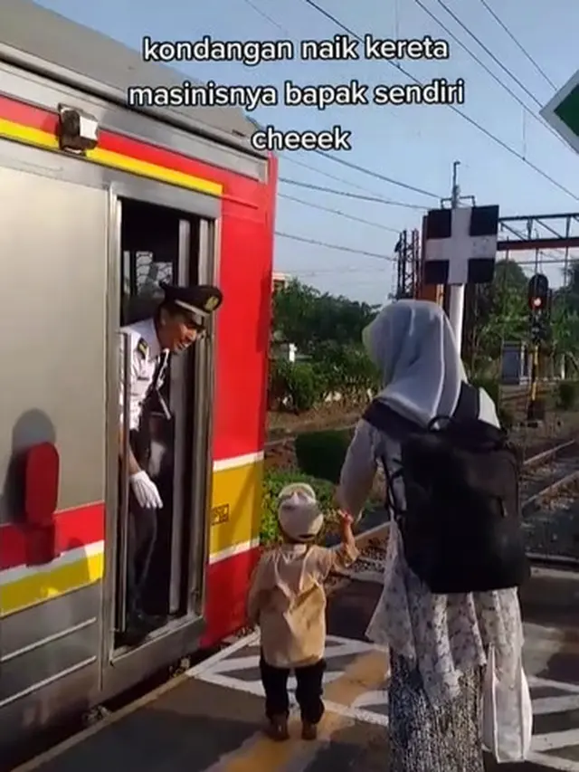 Viral Suami Jemput Istri dan Anak Kondangan Pakai KRL, Curi Perhatian