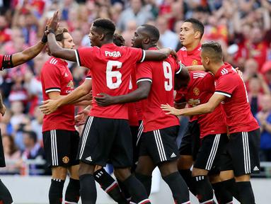 Para pemain Manchester United merayakan gol yang dicetak oleh Henrikh Mkhitaryan ke gawang Sampdoria pada laga persahabatan di Stadion Aviva, Dublin, Rabu (2/8/2017). Manchester United Menang 2-1 atas Sampdoria. (AFP/Paul Faith)