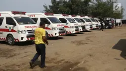 Sejumlah ambulans bersiap menunggu evakuasi jenazah korban pesawat Lion Air JT 610 di Tanjung Pakis, Karawang, Jawa Barat, Senin (29/10). Pesawat Lion Air JT 610 yang jatuh membawa 188 orang. (Liputan6.com/Herman Zakharia)