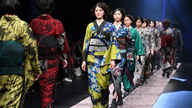 Model mengenakan kimono rancangan desainer Jepang, Jotaro Saito untuk koleksi Fall Winter 2019/2020 pada Tokyo Fashion Week di Tokyo, Rabu (20/3/2019). (Photo by Toshifumi KITAMURA / AFP)
