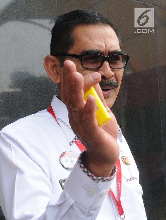 Kepala Kantor Imigrasi Kelas I Bandara Soekarno-Hatta, Enang Supriyadi Syamsie, menyambangi Gedung KPK di Jakarta, Senin (8/10). Enang diperiksa dalam kasus dugaan menghalangi penyidikan dugaan suap yang melibatkan Eddy Sindoro. (Merdeka.com/Dwi Narwoko)