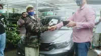 Aksi tukar mobil dengan delapan jenis tanaman hias di Pasar Tanaman Hias, Kota Bogor, Jawa Barat, Rabu (20/1/2021). (Liputan6.com/Achmad Sudarno)