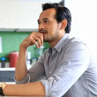 Dalam film terbarunya, Jakarta Undercover, Oka Antara berperan sebagai wartawan. Ia mulai tertarik menginvestigasi kehidupan malam di Ibu Kota. Banyak tantangan bermain dalam film yang diangkat dari kisah novel tersebut. (Adrian Putra/Bintang.com)