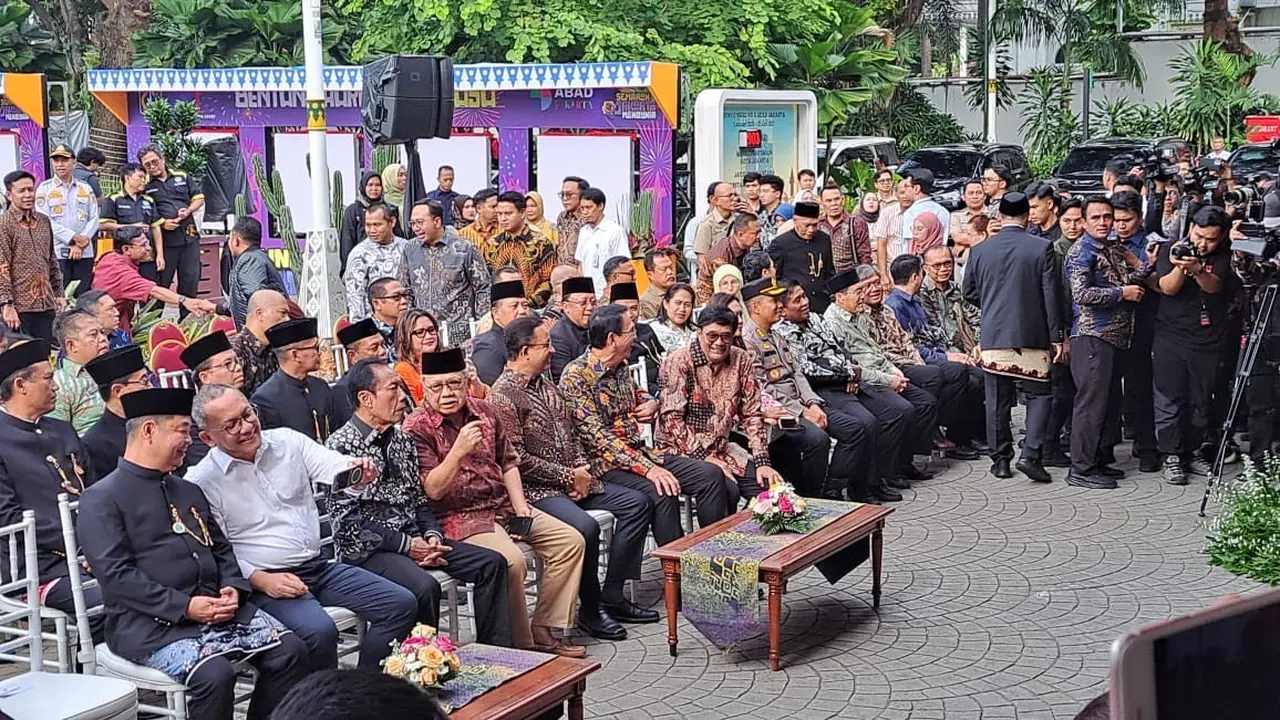 Mantan Gubernur Jakarta Anies Baswedan dan Basuki Tjahaja Purnama alias Ahok duduk bersebelahan selama acara Bentang Harapan JAKasa yang digelar di Balai Kota DKI Jakarta, Selasa sore (31/12/2024)