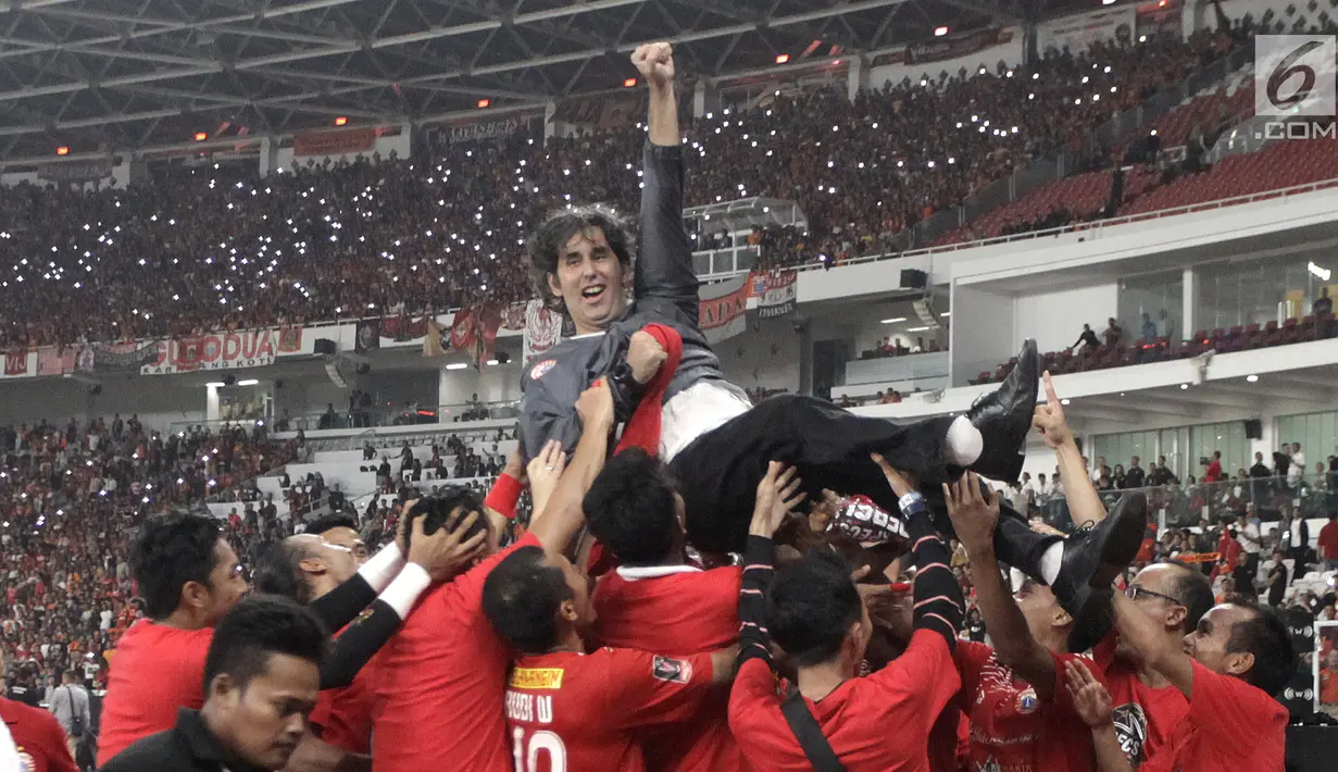 Pelatih Persija Jakarta, Stefano Cugurra Teco diangkat para pemain usai laga final melawan Bali United di Stadion Utama GBK, Senayan, Jakarta, Sabtu (17/2). Persija menang 3-0 atas Bali United. (Liputan6.com/Arya Manggala)