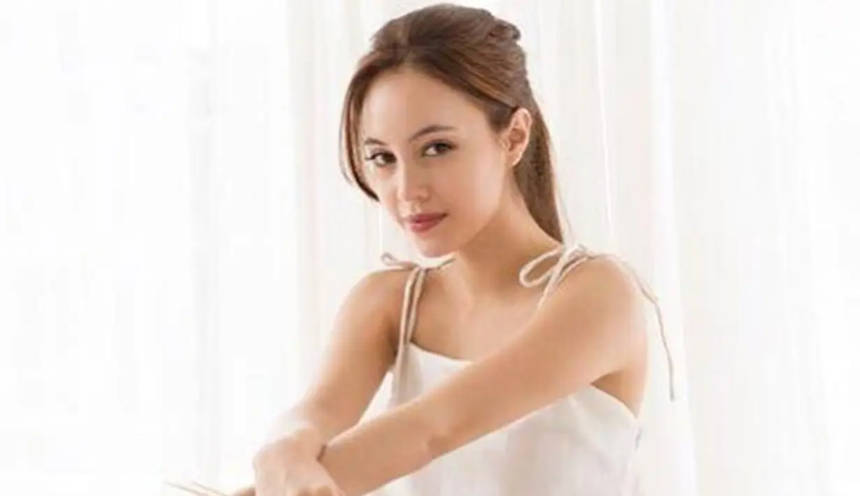 Tak hanya aktif sebagai aktris saja, Anggika Bolsterli juga aktif menjadi model. Ia juga beberapa kali mengunggah foto pemotretannya di media sosial. (Liputan6.com/IG/@anggikabolsterli)