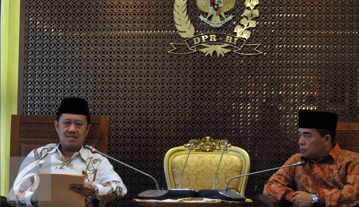 Pimpinan Komisi Yudisial (KY) Aidul Fitriciada Azhari saat bertemu Ketua DPR Ade Komarudin (kanan) di Kompleks DPR, Senayan, Jakarta, Kamis (30/6). (Liputan6.com/Johan Tallo)