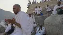 Umat muslim berdoa di puncak bukit berbatu yang dikenal sebagai Gunung Rahmat di Dataran Arafah saat menunaikan ibadah haji dekat Kota Suci Makkah, Arab Saudi, Sabtu (15/6/2024). (AP Photo/Rafiq Maqbool)