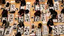 Peserta berkompetisi menjadi yang terbaik dalam kontes kaligrafi  tahun baru di Tokyo, Jepang, Sabtu (5/1). Kontes yang diikuti ribuan peserta ini digelar untuk merayakan Tahun Baru 2019. (Behrouz MEHRI / AFP)