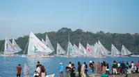 Perahu sandeq tengah berlayar di Sandeq Heritage Festival 2024 (Liputan6.com/Istimewa)