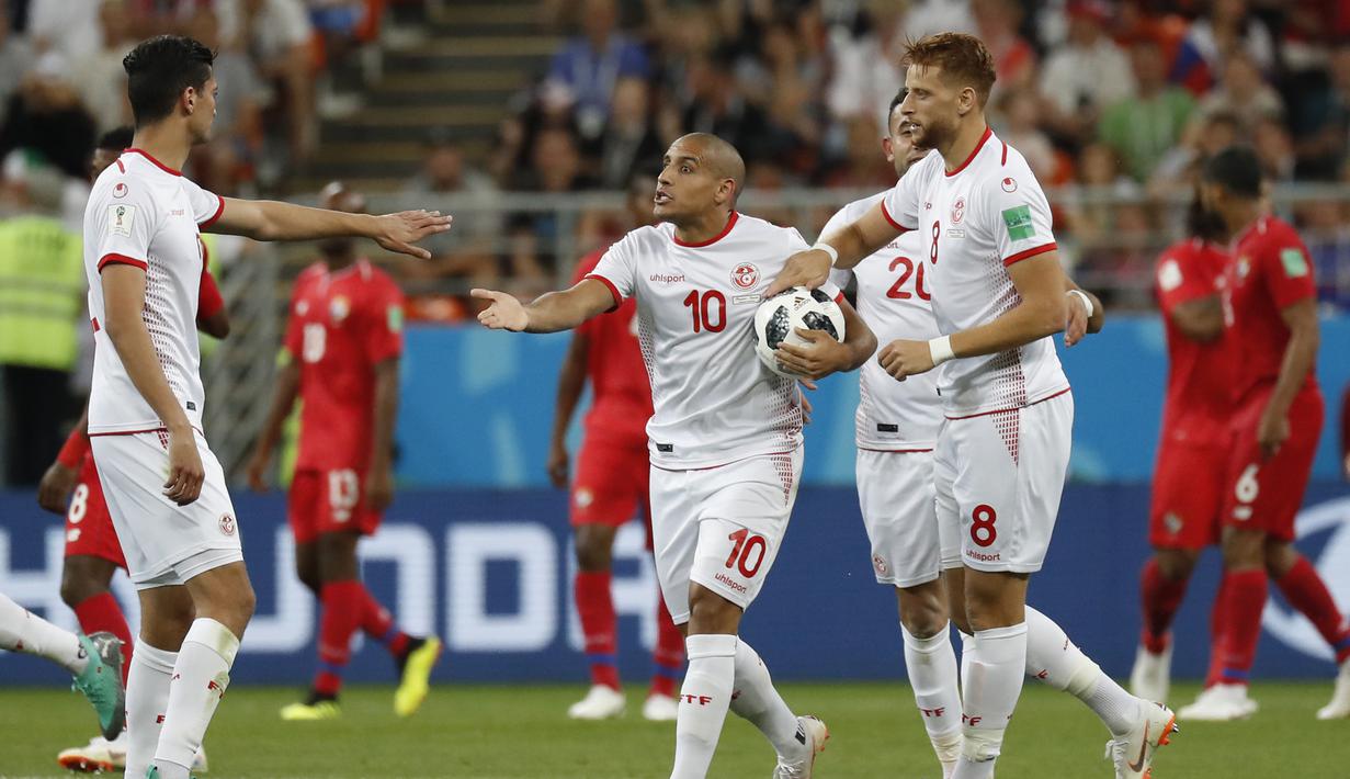Para pemain Tunisia merayakan gol yang dicetak Ben Youssef ke gawang Panama pada laga grup G Piala Dunia di Mordovia Arena, Saransk, Kamis (28/6/2018). Tunisia menang 2-1 Panama. (AP/Pavel Golovkin)