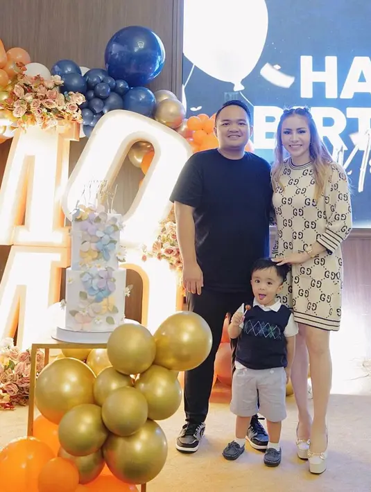 <p>Ruangan didekorasi sangat meriah dengan banyak balon dengan berbagai ukuran dan warna. Tampak tulisan besar MOMO sebagai penanda yang berulang tahun. [Instagram/therealmomogeisha]</p>