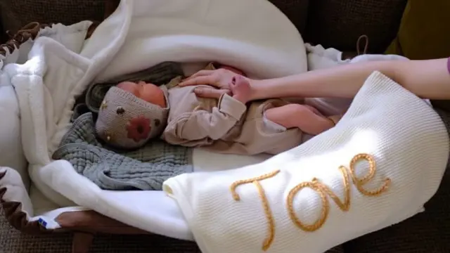 Resmi Jadi Ibu, Begini Kisah Haru Lily Collins di Balik Keputusan Memilih Surrogate Mother. (credit: instagram.com/lilyjcollins)