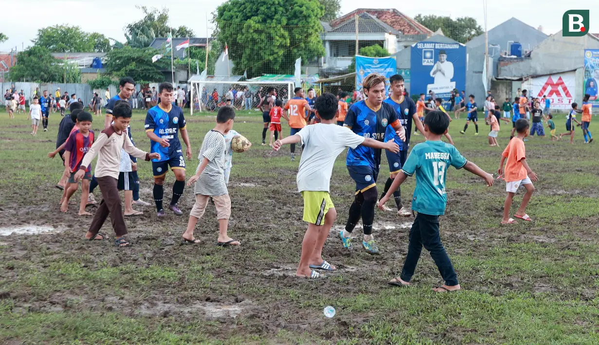 Setelah babak pertama selesai, anak-anak akan masuk ke lapangan dan menghampiri pemain idolanya. (Bola.com/M Iqbal Ichsan)