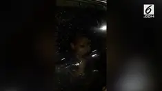 Warga menemukan seorang balita ditinggal sendiri di dalam mobil di tempat parkir.