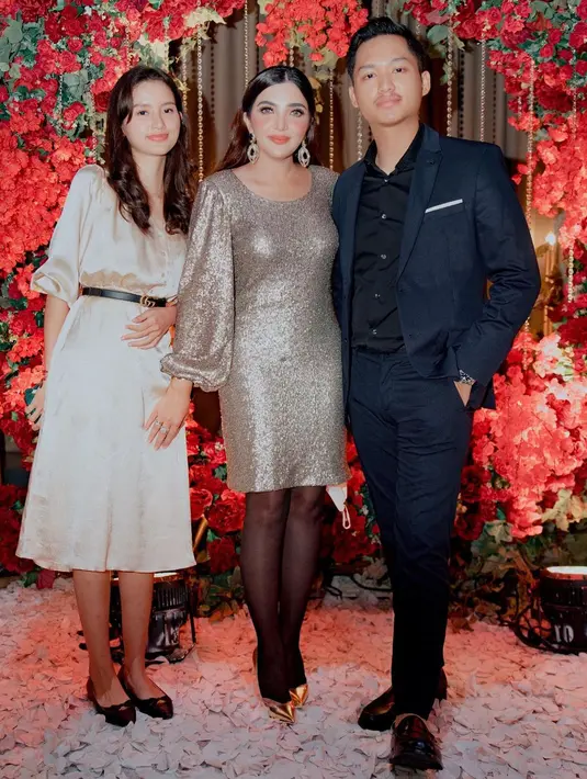 Tak kelewatan, calon mantu mereka juga hadir di acara. Ia adalah Sarah Menzel yang merupakan pacar Azriel. (Foto: Instagram @ashanty_ash)