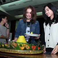 "Iya, akan banyak desainer turut mendukung konser saya ini. Total ada 4 kostum, dan ada yang beratnya sampai 15 kg," kata Rossa di sela latihan jelang konser di gedung Nyi Ageng Serang, Kuningan, Jakarta Selatan, Senin (10/4). (Deki Prayoga/Bintang.com)