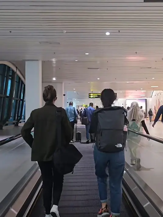 Dian Sastrowardoyo dan Titi Radjo Padmaja. [Foto: Instagram/therealdisastr]