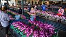 <p>&nbsp;</p>
<p>Para pekerja memproses anggrek untuk diekspor secara grosir di sebuah perkebunan di provinsi Nakhon Pathom, Thailand tengah pada 7 April 2022. Perkebunan itu pada masa jayanya populer di kalangan elit Thailand, bahkan pernah berkembang menjadi industri anggrek bernilai jutaan dollar. Tetapi pandemi covid-19 telah membuat satu dari lima perkebunan anggrek ditutup baru-baru ini. Dan tekanan semakin berat saat perang Rusia-Ukraina. (Lillian SUWANRUMPHA / AFP)</p>