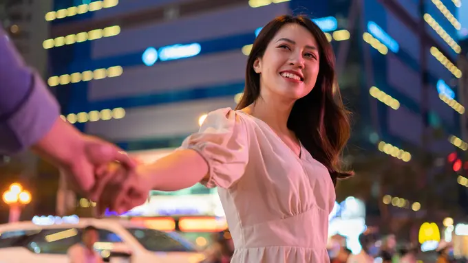 perempuan dan pasangan pegangan tangan