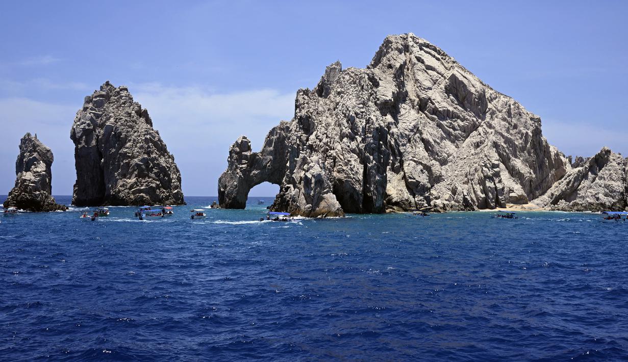 Lengkungan ini secara lokal dikenal sebagai "El Arco", yang berarti "lengkungan" dalam bahasa Spanyol, atau "Ujung Tanah". Di sinilah Samudra Pasifik menjadi Teluk California.  (AFP/ALFREDO ESTRELLA)