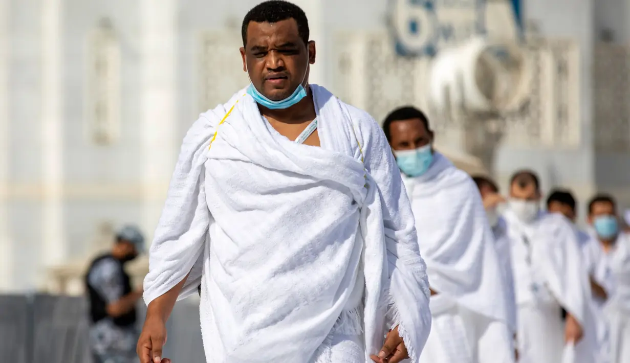 Sejumlah jemaah saling jaga jarak saat melakukan tawaf mengelilingi Ka'bah di dalam Masjidil Haram saat melakukan rangkaian ibadah haji di Kota Suci Mekkah, Arab Saudi, Rabu (29/7/2020).  Karena pandemi COVID-19, pemerintah Saudi hanya membolehkan sekitar 10.000 orang. (Saudi Media Ministry via AP)