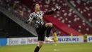 Nadeo Argawinata. Kiper milik Bali United berusia 24 tahun ini tampil penuh 90 menit dan sempat membuat beberapa penyelamatan. Namun akibat kebobolan oleh gol Ikhsan Fandi dan Indonesia gagal menang, ia hanya memperoleh nilai 6,5. (affsuzukicup)