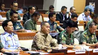 Menteri Pertahanan Ryamizard Ryacudu (kedua kiri) bersama Panglima TNI Jenderal Hadi Tjahjanto (kedua kanan) saat mengikuti rapat dengan Komisi I DPR di Senayan, Jakarta, Kamis (7/6). (Liputan6.com/JohanTallo)