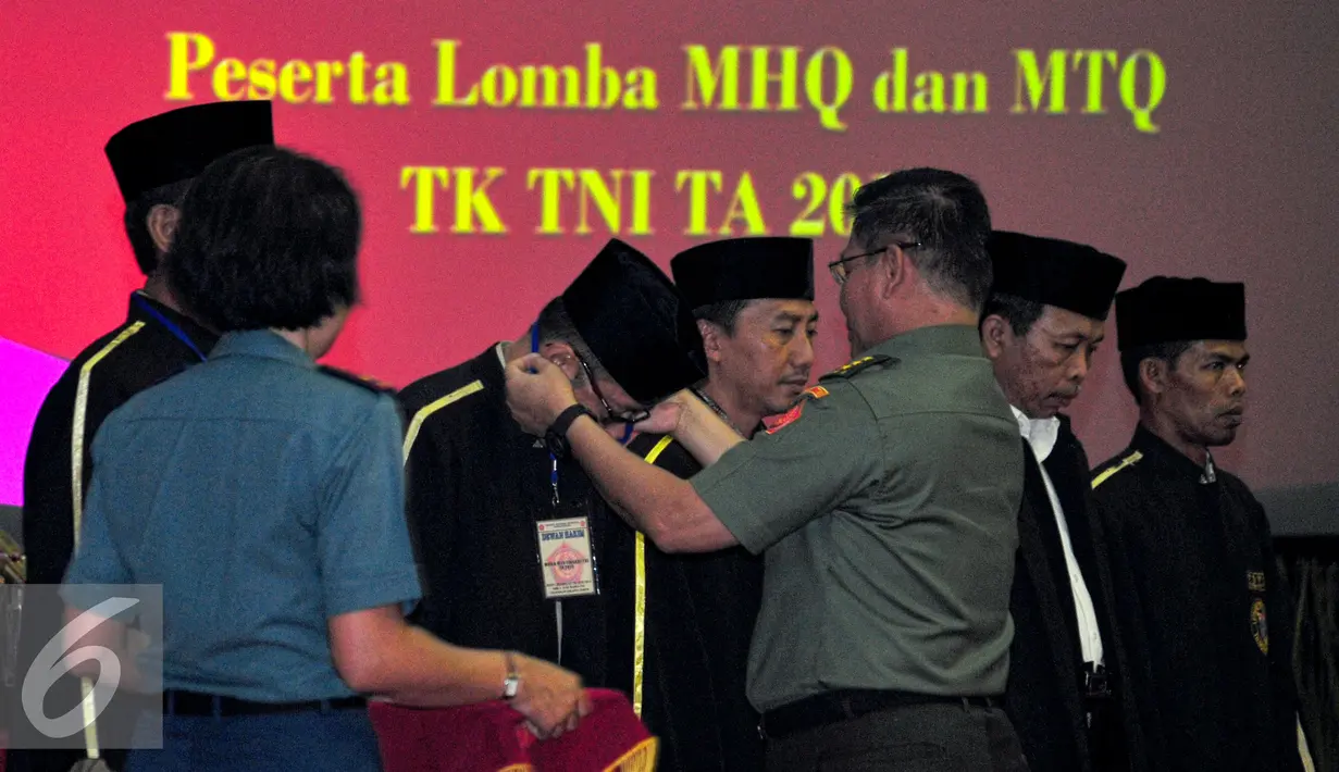 Inspektur Jenderal TNI, Letjen Syafril M mengesahkan 5 Dewan Hakim perlombaan MHQ dan MTQ TNI 2015, Jakarta, Senin (15/6/2015). Perlombaan diikuti oleh 6 kalifah yakni TNI AD, TNI AU, TNI AL, Polri, Kemenhan dan peserta umum. (Liputan6.com/Yoppy Renato)