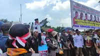 Mantan Ketua Umum PP Muhammadiyah Din Syamsuddin dalam aksi unjuk rasa di kawasan Patung Kuda, Jakarta Pusat, Senin (22/4/2024). (Merdeka.com/Rahmat Baihaqi)
