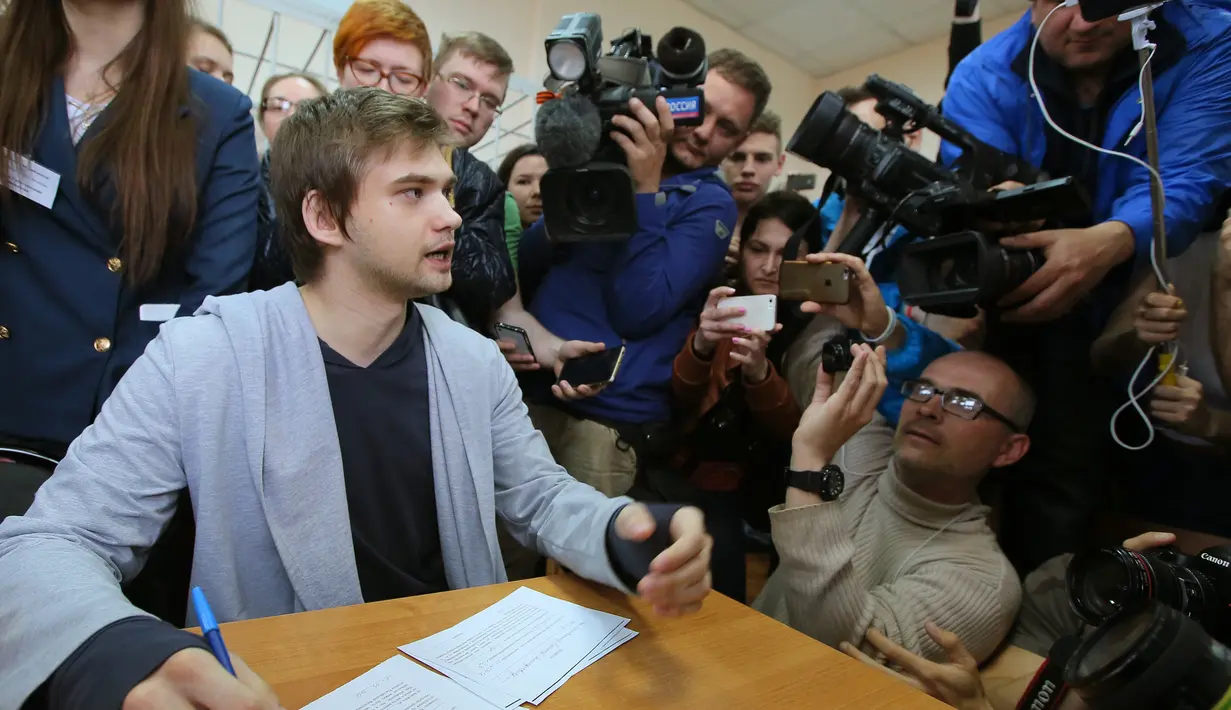 Blogger Rusia, Ruslan Sokolovsky, memberikan keterangan pers di Pengadilan Kota Yekaterinburg, Kamis (11/5). Blogger 22 tahun itu merekam aktivitasnya bermain Pokemon Go pada Agustus 2016 dan dipenjara tak lama setelah itu. (Konstantin Melnitskiy/AFP)